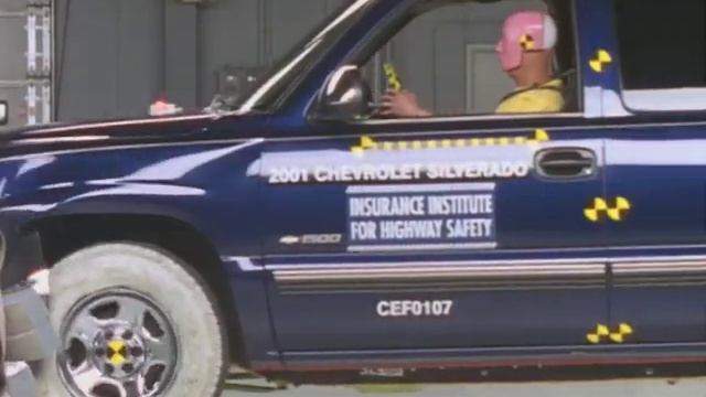 2001 Chevrolet Silverado 1500 moderate overlap IIHS crash test смотреть онлайн