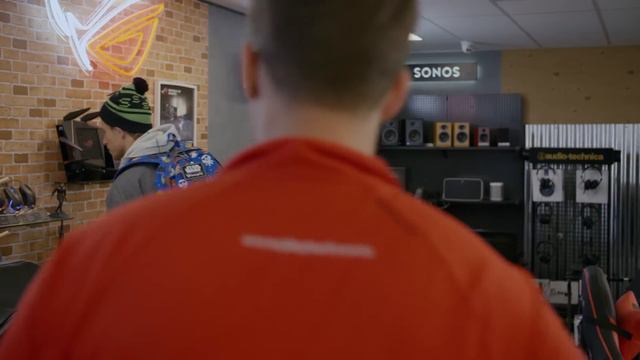 Annoying customers after closing time - In and Out смотреть онлайн