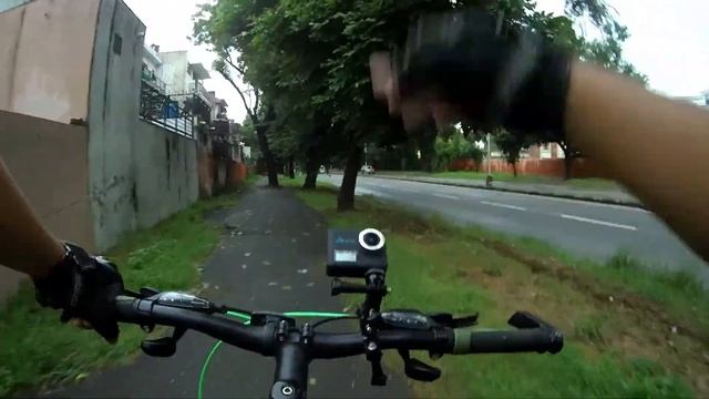 BACH GAYE BHAI SAHAB? || ABOUT TO CRASH MY CYCLE INTO A CAR? || CLOSE CALL || NEAR MISSES || смотреть онлайн