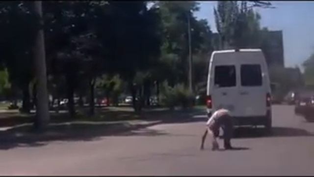 ЕГО ПЕРЕЕХАЛА МАРШРУТКА, А ОН ВСТАЛ И ПОШЁЛ ДАЛЬШЕ. смотреть онлайн