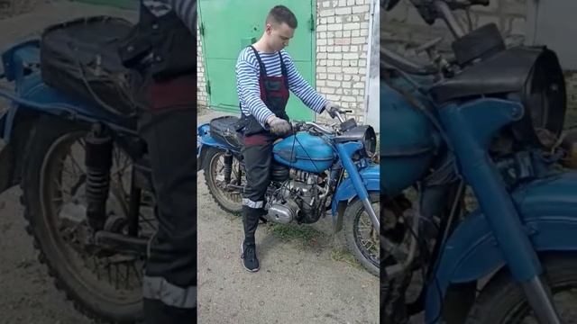 Работа двигателя после простоя ! Мотоцикл урал #урал #гараж #moto #мотоцикл смотреть онлайн