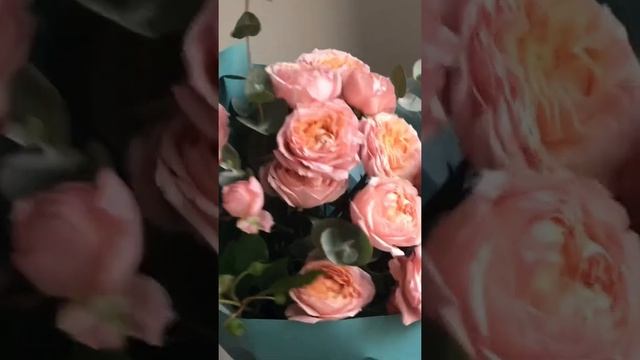 Букет с кустовой розой и веточками эвкалипта смотреть онлайн