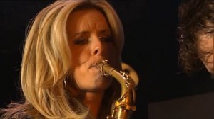 Бесподобная нидерландская саксофонистка и певица Кэнди Далфер.