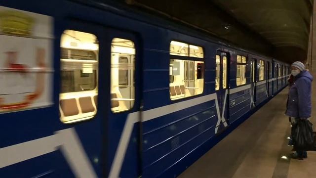 На станции метро "Горьковская" / Посадка на поезд / Нижегородский метрополитен смотреть онлайн