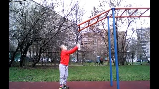 Ева тренирует хай кик