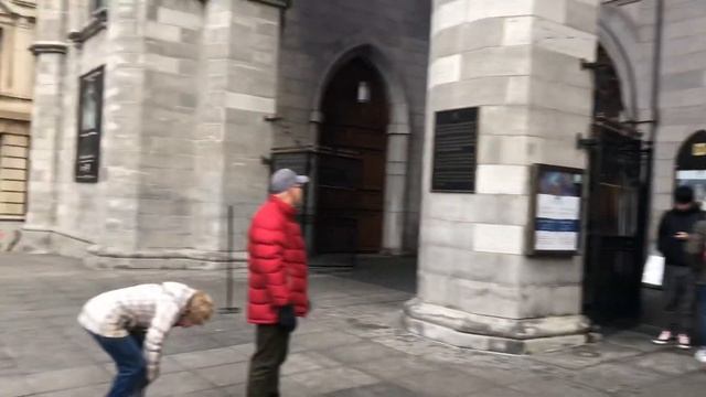 Площадь перед собором Notre-Dame de Montreal. Цена за посещение собора смотреть онлайн