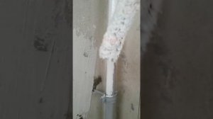 Как красить трубы расположенные близко к стене.