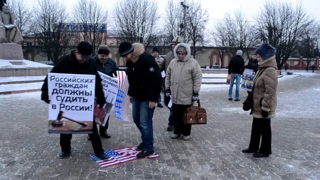 Акция в поддержку В.Бута. Топчут американский флаг. смотреть онлайн