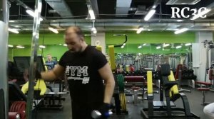 Махи в стороны гантелей в кроссовере на среднюю дельту