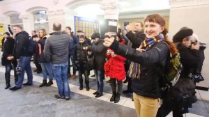 Молодежь поёт песнь из кинофильма «Весна на Заречной улице»