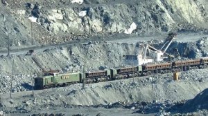 Экскаватор ЭКГ-10 загружает вагоны, карьерный электровоз ПЭ2У