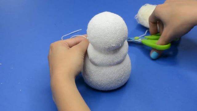HOW TO MAKE A NO SEW SNOWMAN OUT OF A SOCK - EZPZ ideas смотреть онлайн