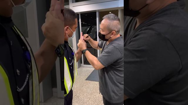 Helping hand to Frontline finger misalignment during boarding to overseas .. spotted master Chris смотреть онлайн