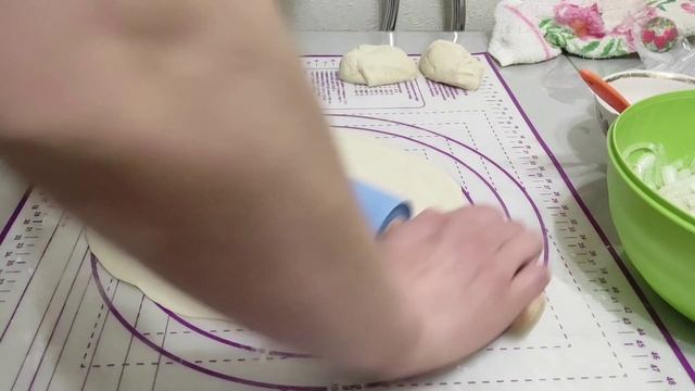 Вкусный рецепт слоеных лепешек с луком смотреть онлайн