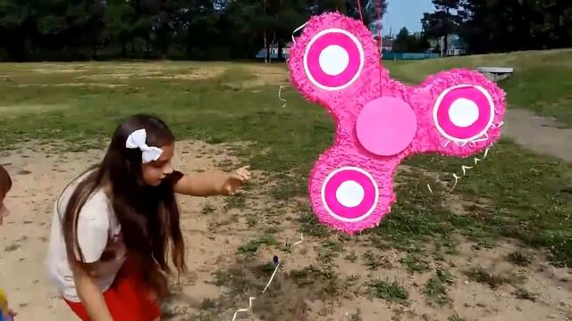 ГИГАНТСКИЙ Фиджет СПИННЕР ПИНЬЯТА ЧЕЛЛЕНДЖ / Fidget spinner / Вместе с Машей смотреть онлайн