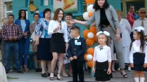 Традиционное выступление первоклассников на первой школьной линейке