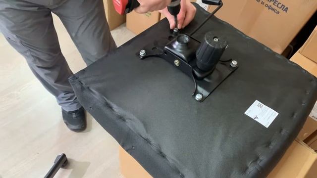 Обзор кресла для руководителя Бюрократ CH-823AXSN смотреть онлайн