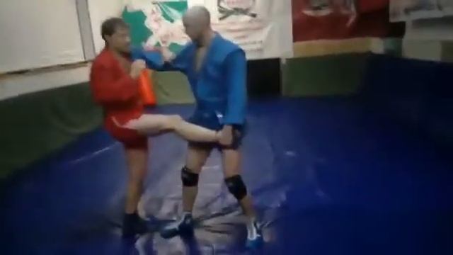 Болевой приём из стойки на руку ( висячка) смотреть онлайн