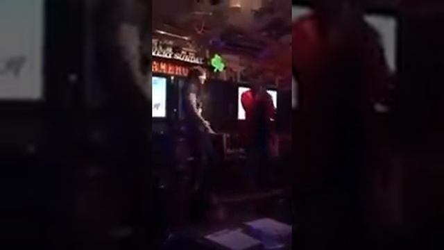 Дэниел Рэдклифф с девушкой поют в баре караоке смотреть онлайн