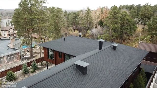 Дом с многослойной гибкой битумной черепицей Технониколь Shinglas (Шинглас) Кантри Черный смотреть онлайн