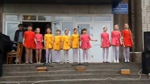 ВЕСНУШКИ  СОЛНЦЕ ДАРИТ МНЕ