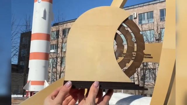 Вечный календарь ко Дню Космонавтики с фотографией Юрия Гагарина смотреть онлайн