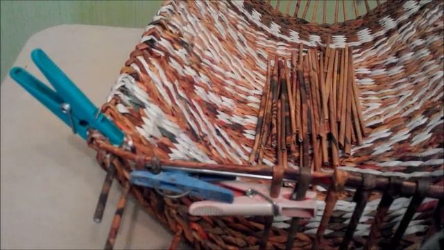 Плетение большого сундука из газетных трубочек. Урок 10. Крышка сундука - часть 3 смотреть онлайн