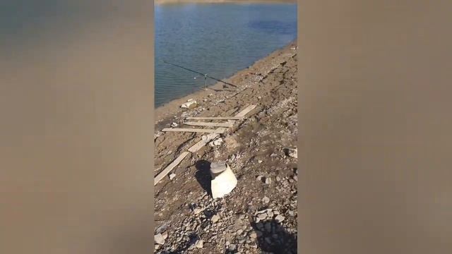 Рыбалочка на Горловском море! Уклейка,красноперка на удочку! Воды все меньше.Октябрь тепло! смотреть онлайн