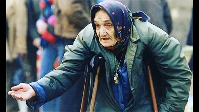 Поравнявшись с попрошайкой, один из них положил на ее ладонь окурок... смотреть онлайн