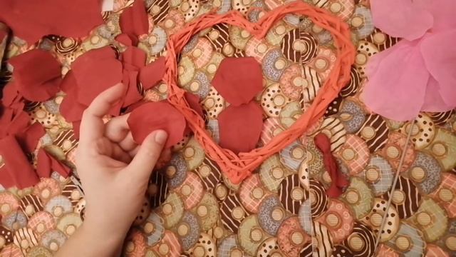 Венок из лозы с розами из жатой бумаги. смотреть онлайн