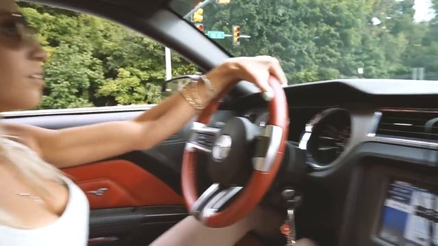 GIRL DRIVES 2 STEPPED MUSTANG (GUNSHOT BACKFIRES) смотреть онлайн