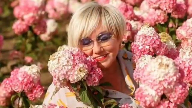 Хотим поделиться с вами кадрами цветения гортензии Самарская Лидия смотреть онлайн