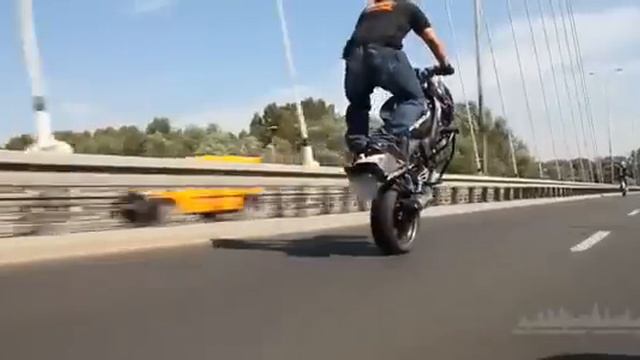 Extrem Stunts mit Suzuki GSX - R смотреть онлайн