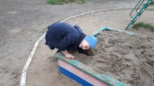 Дети играют в песочнице. Привезли много песка, раскопали нору.. смотреть онлайн
