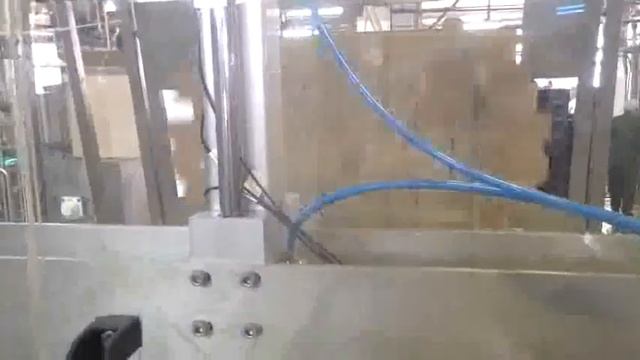 Упаковка молочных РР стаканов d-95 мм в гофрокороб 3х4, формовщик, манипулятор смотреть онлайн