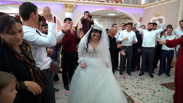 МОЛОДЫЕ ЗАЖИГАЮТ !!! ДАРГИНСКАЯ СВАДЬБА 8 ОКТЯБРЯ 2020!! ТАНЕЦ ЖЕНИХА И НЕВЕСТЫ! смотреть онлайн