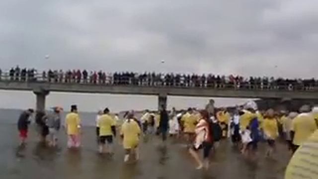 рекорд Гиннеса в "топтании в воде" на Балтийском море смотреть онлайн