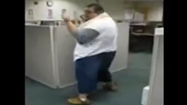 Толстый парень танцует в оффисе смотреть онлайн