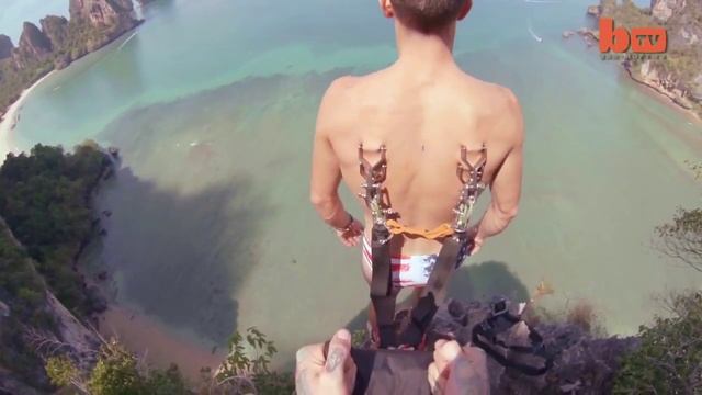 Мужик прицепил парашют к коже на спине и прыгнул с высоты 115 метров смотреть онлайн