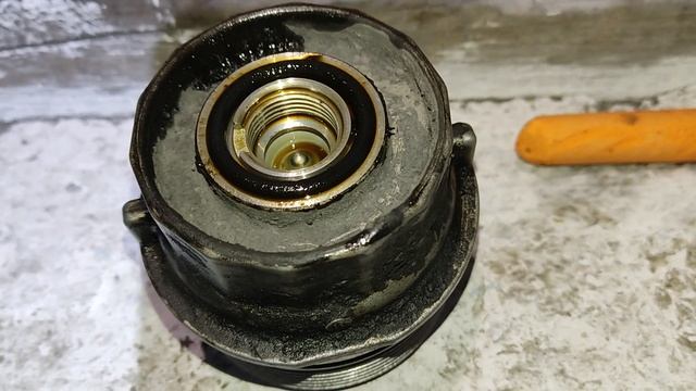 Слив масла с картриджа маслянного фильтра c ДВСа 2NR-fke на TOYOTA COROLLA FIELDER 161 смотреть онлайн