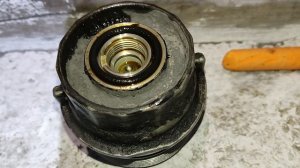 Слив масла с картриджа маслянного фильтра c ДВСа 2NR-fke на TOYOTA COROLLA FIELDER 161