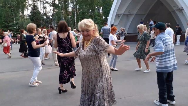 В КИЄВІ ГАРНІ МОЛОДИЦІ!??/ТАНЦЫ В ПАРКЕ ГОРЬКОГО ХАРЬКОВ ИЮНЬ 2021 смотреть онлайн