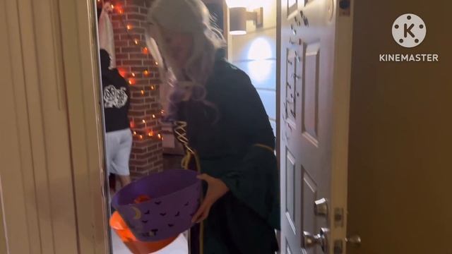 Первый наш ХЕЛЛОУИН в США! Американцы МОЛОДЦЫ! Копченые Ребра БАРБЕКЮ! Чем Кормят в ШКОЛЕ в США?