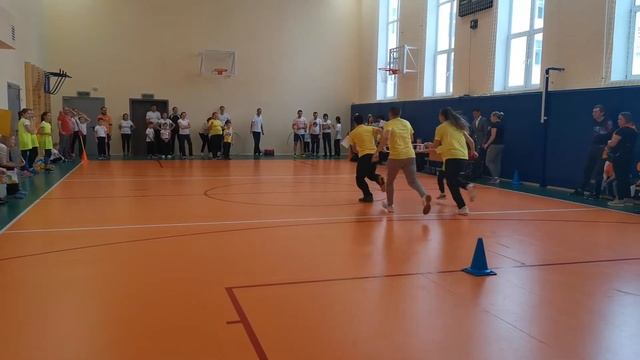 МАМА ПАПА Я - СПОРТИВНАЯ СЕМЬЯ. ВЕСЕЛЫЕ СПОРТИВНЫЕ СОРЕВНОВАНИЯ С ОБРУЧЕМ.