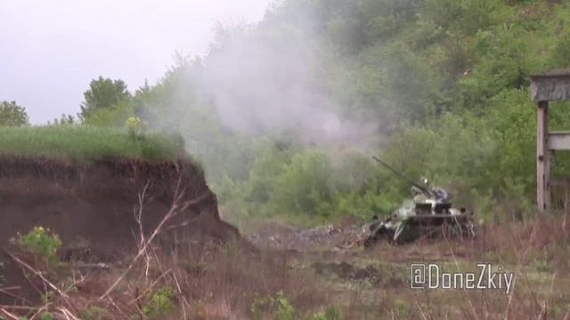 БТР-82 ведёт огонь по позициям ВСУ в районе населённого пункта Пески.