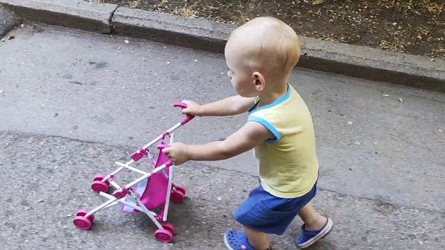 Лёша катает коляску. 17.07.2023 смотреть онлайн