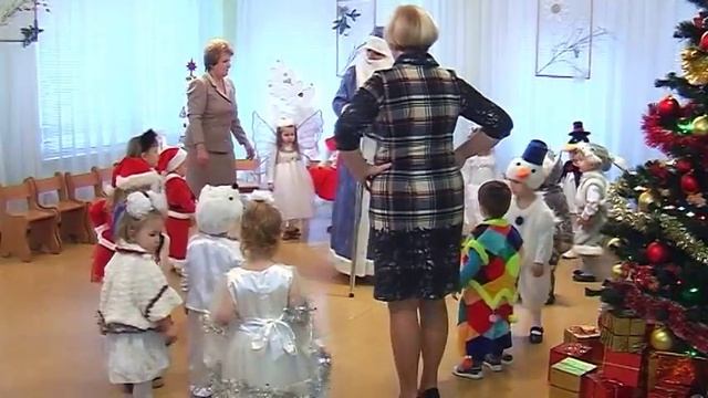 Ясли. Новогодний хоровод на утреннике в детском саду.