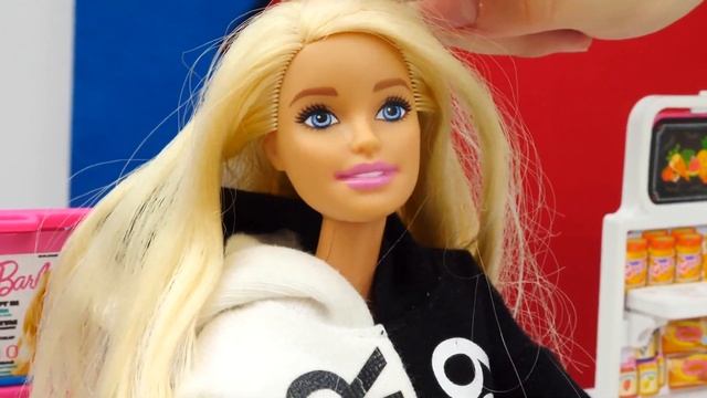 Смешные видео - Кукла Барби в Зоомагазине! - Лучшие Подружки в видео шоу для девочек. Игры питомцы смотреть онлайн