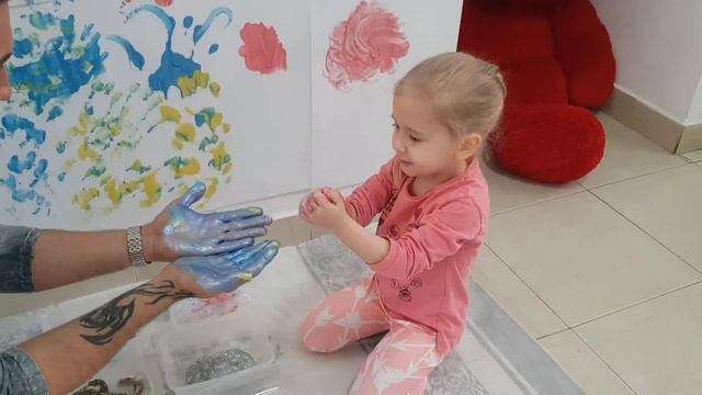 #алинка#рисунки Алинка рисует руками. Много цветных красок и хорошего настроения смотреть онлайн