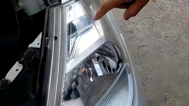 Cómo cambiar focos de los cuartos del tiida (luces de posición delanteras) смотреть онлайн
